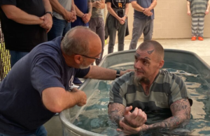 Lee más sobre el artículo «Estan sintiendo la presencia de Dios», Más de 50 reclusos se bautizan dentro de la cárcel gracias a la unión de las iglesias