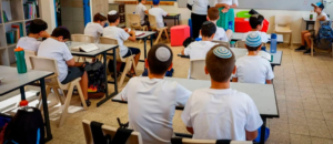 Lee más sobre el artículo ¡MARAVILLOSO! Israel agregó el estudio de la Biblia a todos los planes escolares de educación primaria