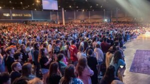 Lee más sobre el artículo Miles de Jovenes adoran y dan corazones a Cristo durante los campamentos de verano