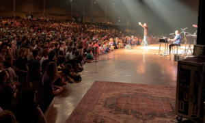 Lee más sobre el artículo Miles de jóvenes adorando a Dios y entregando sus vidas a Cristo son la respuesta contundente a un mundo que «está perdiendo su fe»