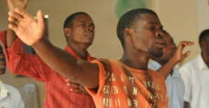 Lee más sobre el artículo Cristianos liberados en África después 19 años de prisión: (Son testimonio fiel de permanecer en Cristo y en el poder de la oración)