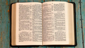 Lee más sobre el artículo Un miembro del Consejo Escolar de Arizona presenta demanda por prohibirle leer la Biblia