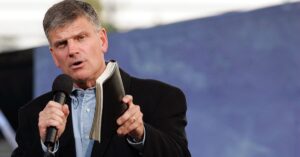 Lee más sobre el artículo Franklin Graham se pronuncia en contra de supuesta publicación “cristiana” que afirma a Jesús como “asiático”