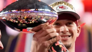 Lee más sobre el artículo Mahomes da gloria a Dios después de ganar el segundo título consecutivo del Super Bowl, venciendo a los 49ers en tiempo extra