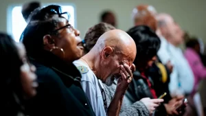 Lee más sobre el artículo Gobernador pide ‘seguir orando’ por las familias de los trabajadores desaparecidos después del colapso del puente de Baltimore