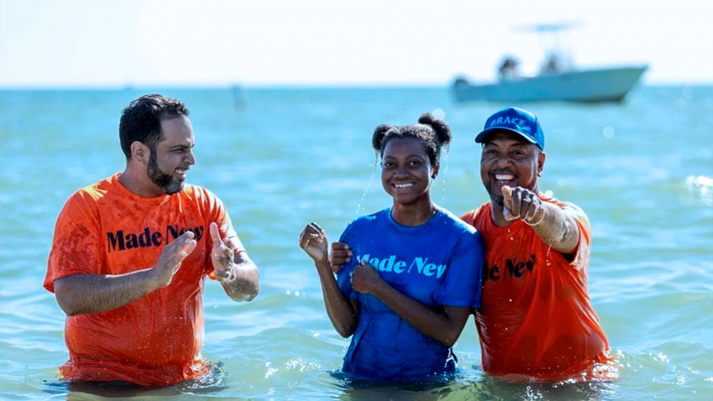 Lee más sobre el artículo Iglesia de Tampa bautiza a casi 1.000 personas en la playa