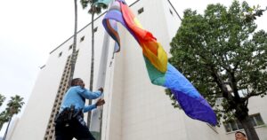 Lee más sobre el artículo Salvavidas cristiano demanda al Departamento de Bomberos de California por forzar la exhibición de la bandera LGBT