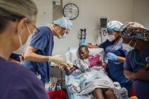 Lee más sobre el artículo “Esperanza para África”: Buque Global Mercy lleva sanidad a los más necesitados en medio de la escasez