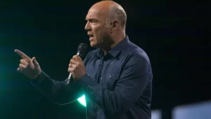 Lee más sobre el artículo Greg Laurie sobre lo que los Juegos Olímpicos y el esfuerzo por “burlarse de Dios” revelan sobre la cultura: “Todo está al revés”