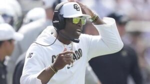 Lee más sobre el artículo ‘No me avergüenzo del Evangelio’: entrenador Deion Sanders se mantiene firme en su fe a pesar de la oposición.